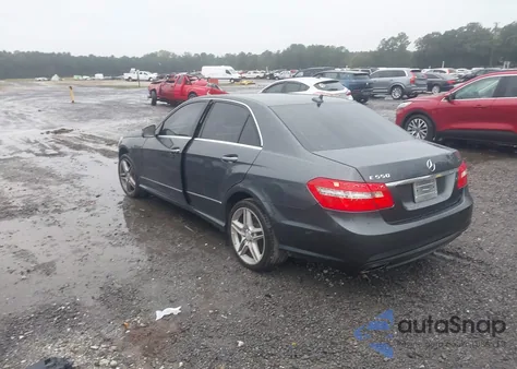 2011 Mercedes-Benz E 550 z USA, uszkodzony, nr VIN WDDHF7CB7BA411826